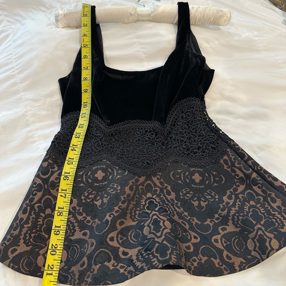 BEBE peplum fancy top size 00 like new